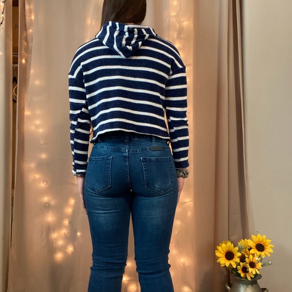 Cropped hooded sweater - Picture 2 of 5